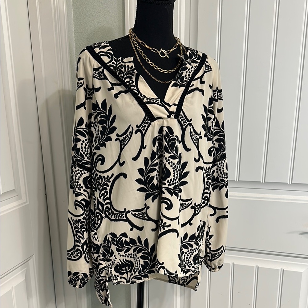 Women's Black & Cream Scroll Print V-Neck Top